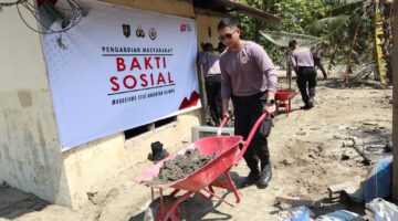 Polres Aceh Tenggara dan Mahasiswa STIK Angkatan 83/WPS Kurve Bersihkan Rumah Warga Terdampak Banjir di Desa Penungkunan