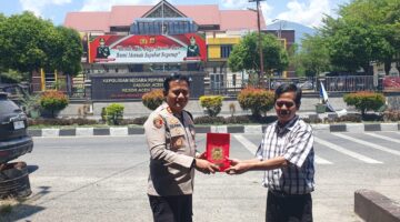 Kapolres Aceh Tenggara Berikan Plakat Penghargaan kepada Pimpinan Media
