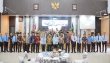 FOTO BERSAMA-Kepala Kantor Wilayah BPN Provinsi Kepulauan Riau, Nurus Sholichin foto bersama Kepala Kejaksaan Tinggi Kepulauan Riau, J. Devy Sudarso, Kepala Kantor Wilayah Kementerian Agama Provinsi Kepulauan Riau, Dr. H. Zoztafia dan Pejabat Kabupaten / Kota. (Foto Doc. BPN Kepri).