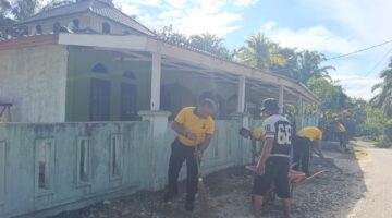 Brimob Aceh Bersihkan Masjid Baiturrohim, Wujud Nyata Program Indonesia ASRI di Subulussalam Jumat Berkah